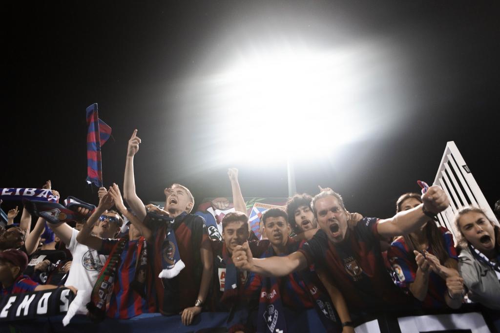 Aficionados del Eibar celebrando a lo grande la victoria en Legans