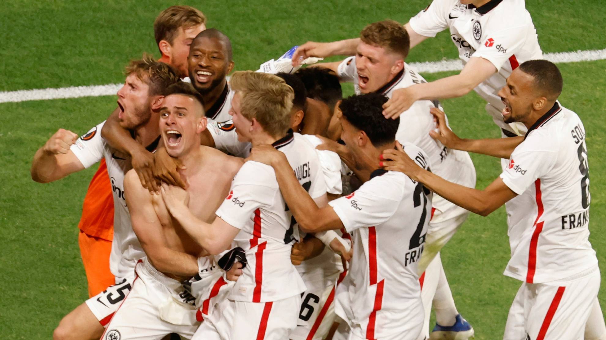 Rafael Santos Borré y el Frankfurt celebran el título de la Europa League