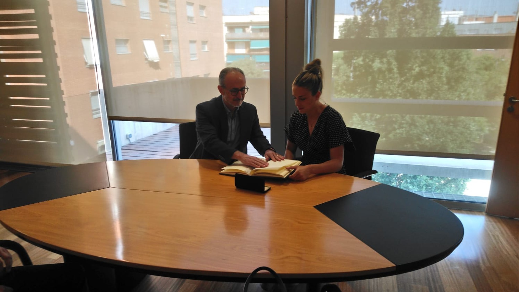 Alexia Putellas firma el Libro de la Ciudad de Mollet del Vallès en 2019 junto a Josep Monràs.