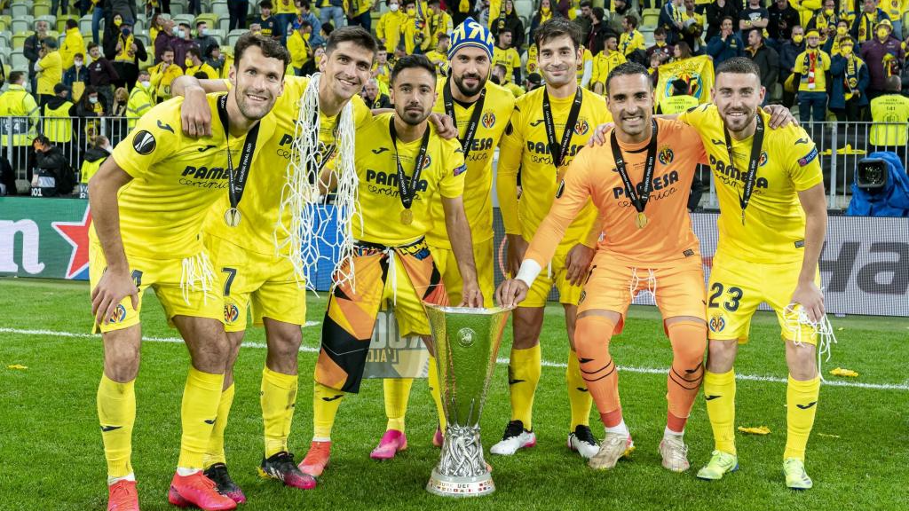 Los jugadores del Villarreal posan con el trofeo de la Europa League la pasada campaña.