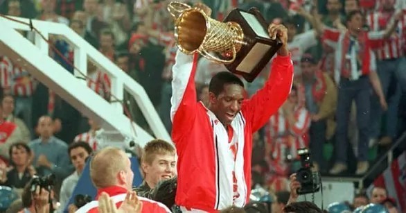 David Rivers, verdugo del Barcelona en la final, con el trofeo de campeón de la Euroliga de 1997