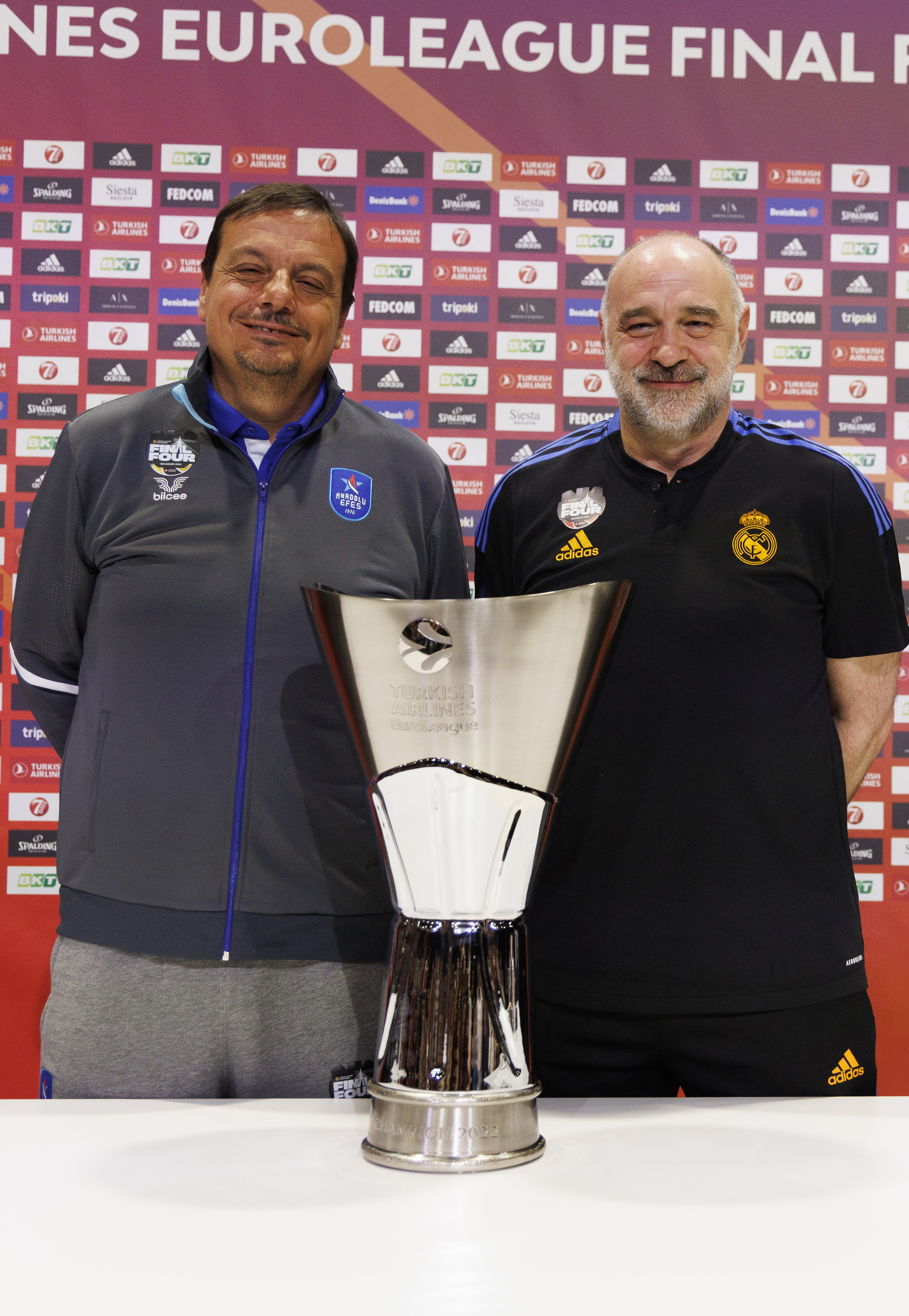 Ergin Ataman y Pablo Laso posan con el trofeo de la Euroliga tras la rueda de prensa previa a la final