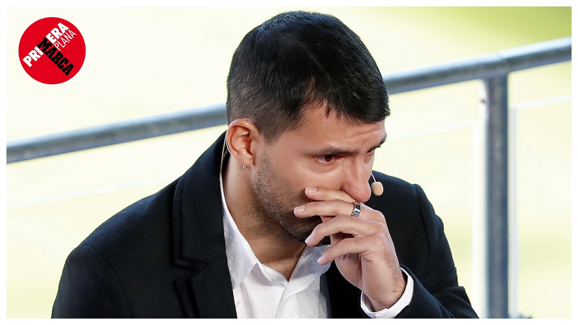 El Kun Agüero llora el día en el que se despidió oficialmente del fútbol en Barcelona.