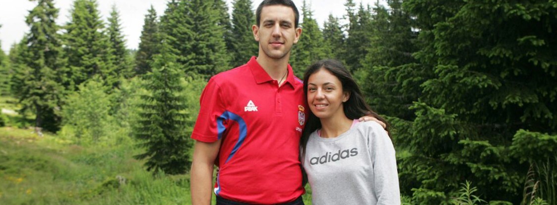 Vasilije Micic, junto a su hermana Nina.