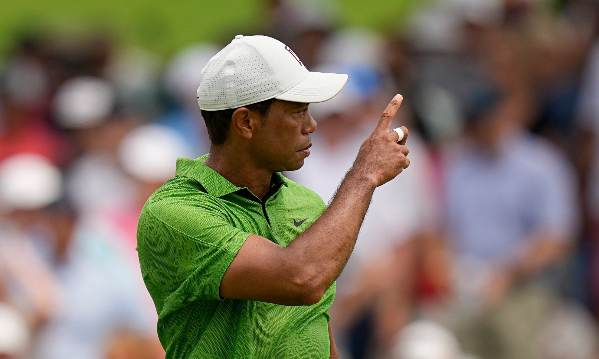 Tiger Woods returns to PGA championship mode with a struggling first round making  the cut