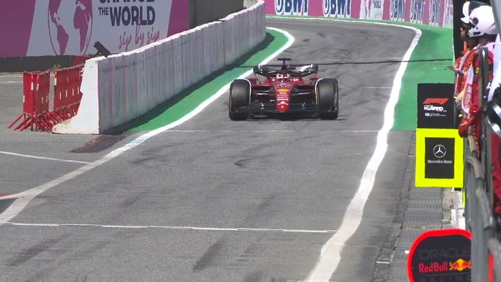 Leclerc toma la calle de boxes para abandonar en el GP de España 2022.