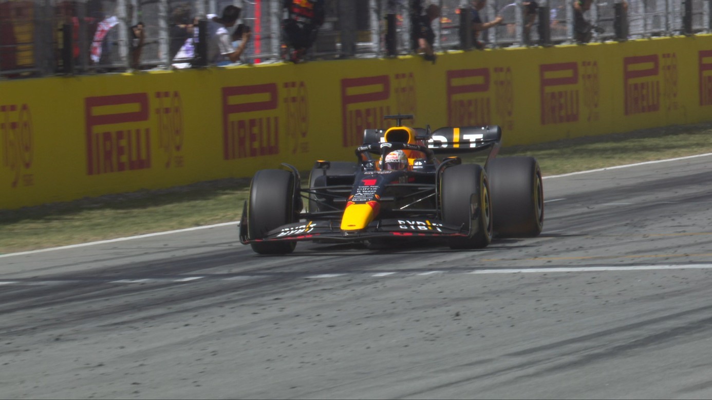 Verstappen cruza primero en el GP de España 2022.