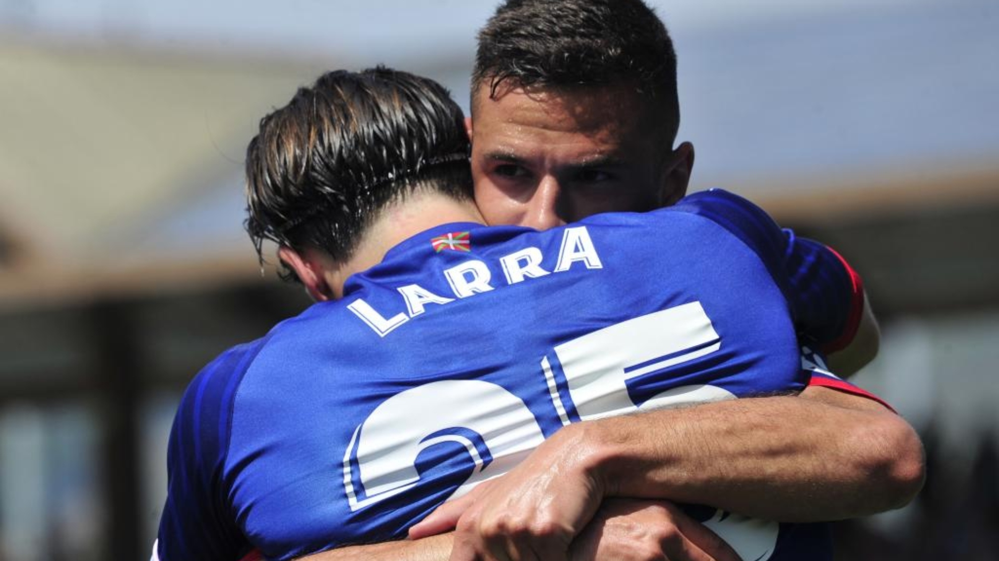 Larra y Guruzeta, abrazados tras un partido.