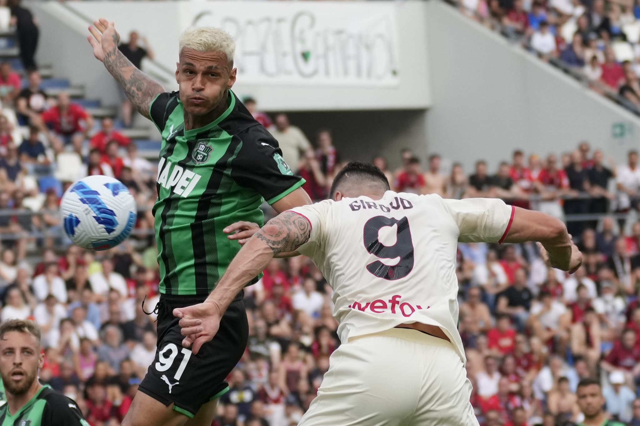 Sassuolo's Gianluca Scamacca, left, and AC  lt;HIT gt;Milan lt;/HIT gt;'s Olivier Giroud jump for the ball during the Serie A soccer match between Sassuolo and AC  lt;HIT gt;Milan lt;/HIT gt; at the Citta del Tricolore stadium, in Reggio Emilia, Italy, Sunday, May 22, 2022. (AP Photo/Antonio Calanni)