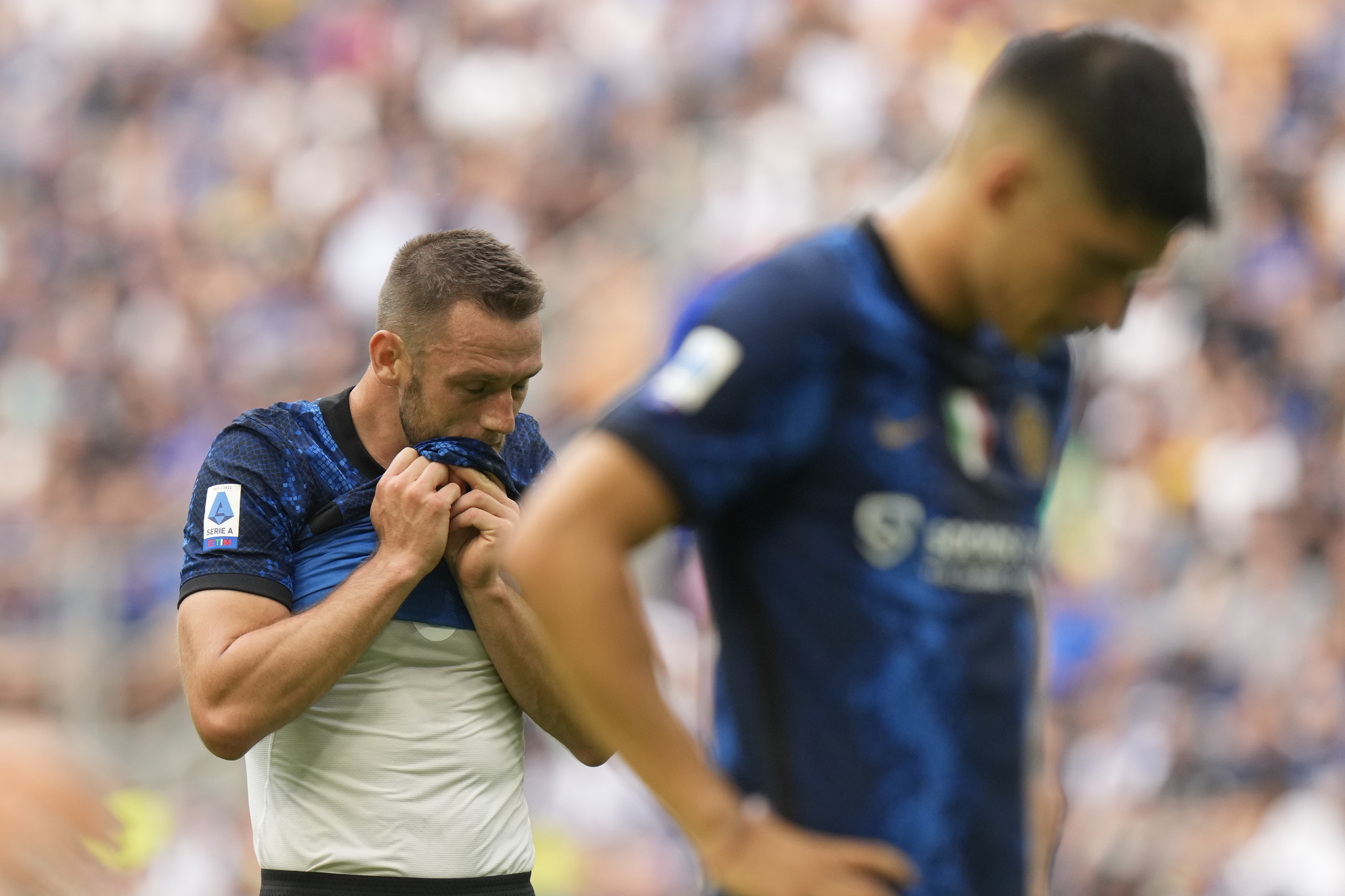  lt;HIT gt;Inter lt;/HIT gt; Milan's Stefan de Vrij, left, gestures during a Serie A soccer match between  lt;HIT gt;Inter lt;/HIT gt; Milan and Sampdoria at the San Siro stadium in Milan, Italy, Sunday, May 22, 2022. (AP Photo/Luca Bruno)