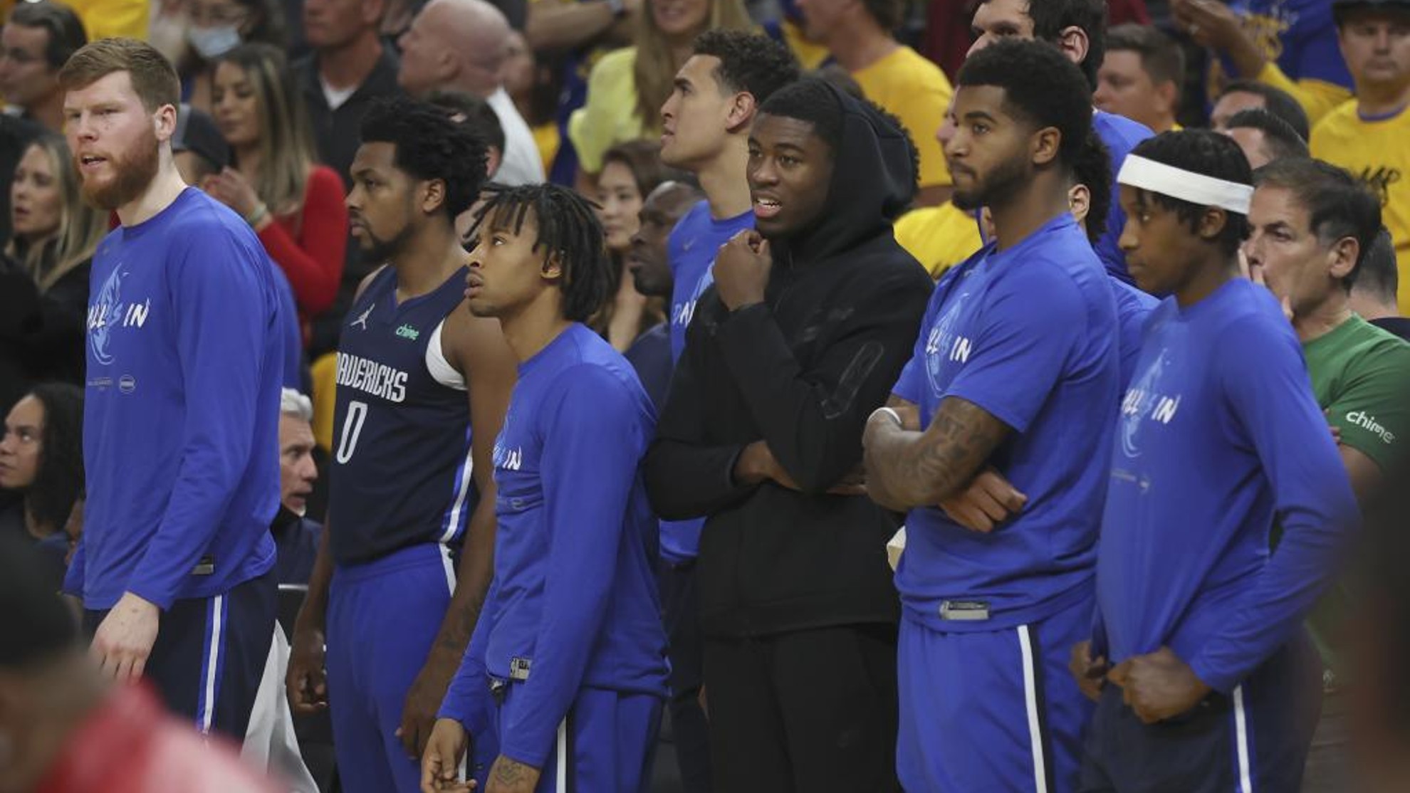 Jugadores de banquillo de los Mavericks, de pie durante el segundo partido ante los Warriors.
