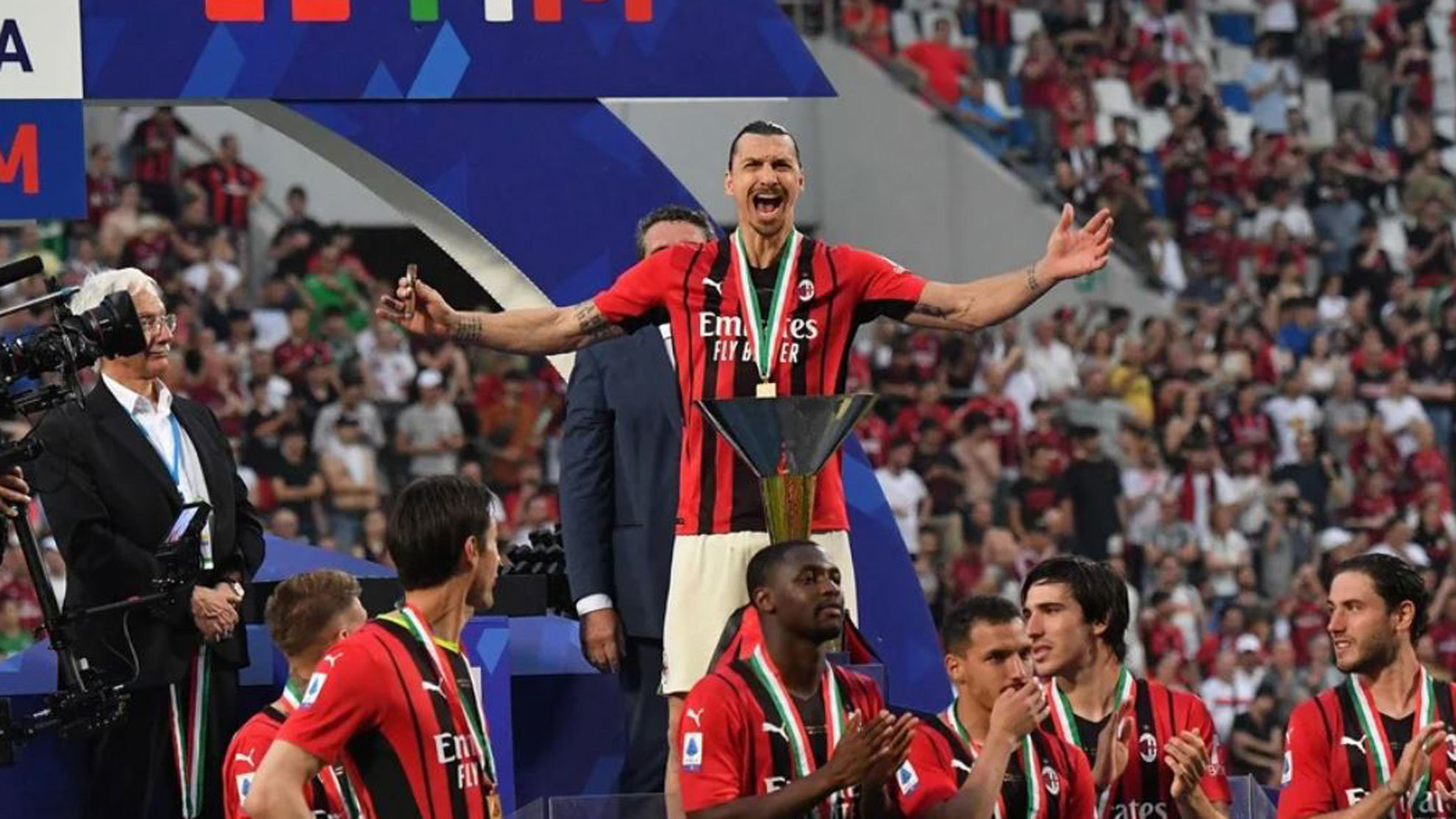 Zlatan Ibrahimovic dedica su título a la memoria de Mino Raiola