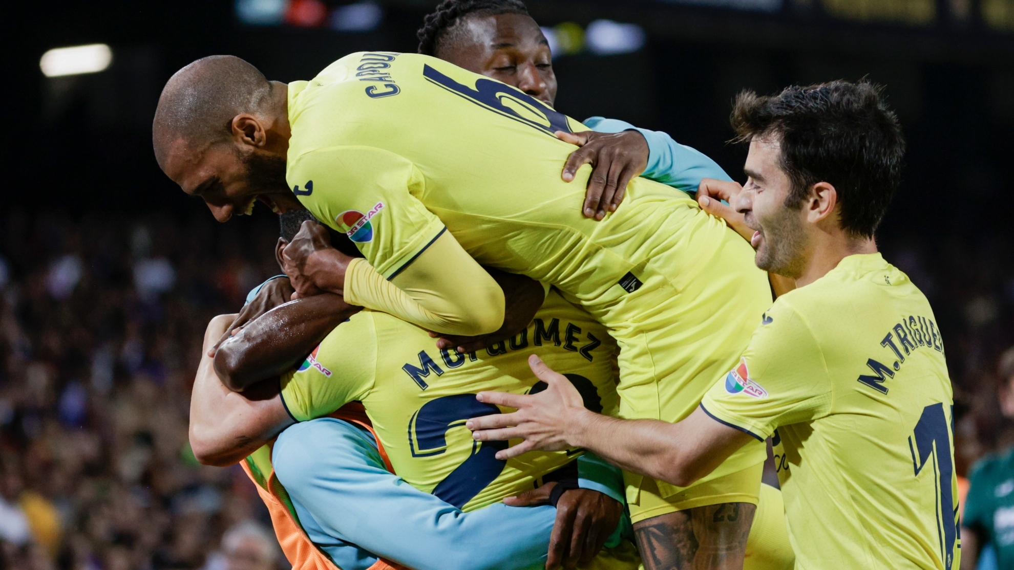 Los jugadores del Villarreal celebran el segundo gol en el Camp Nou.