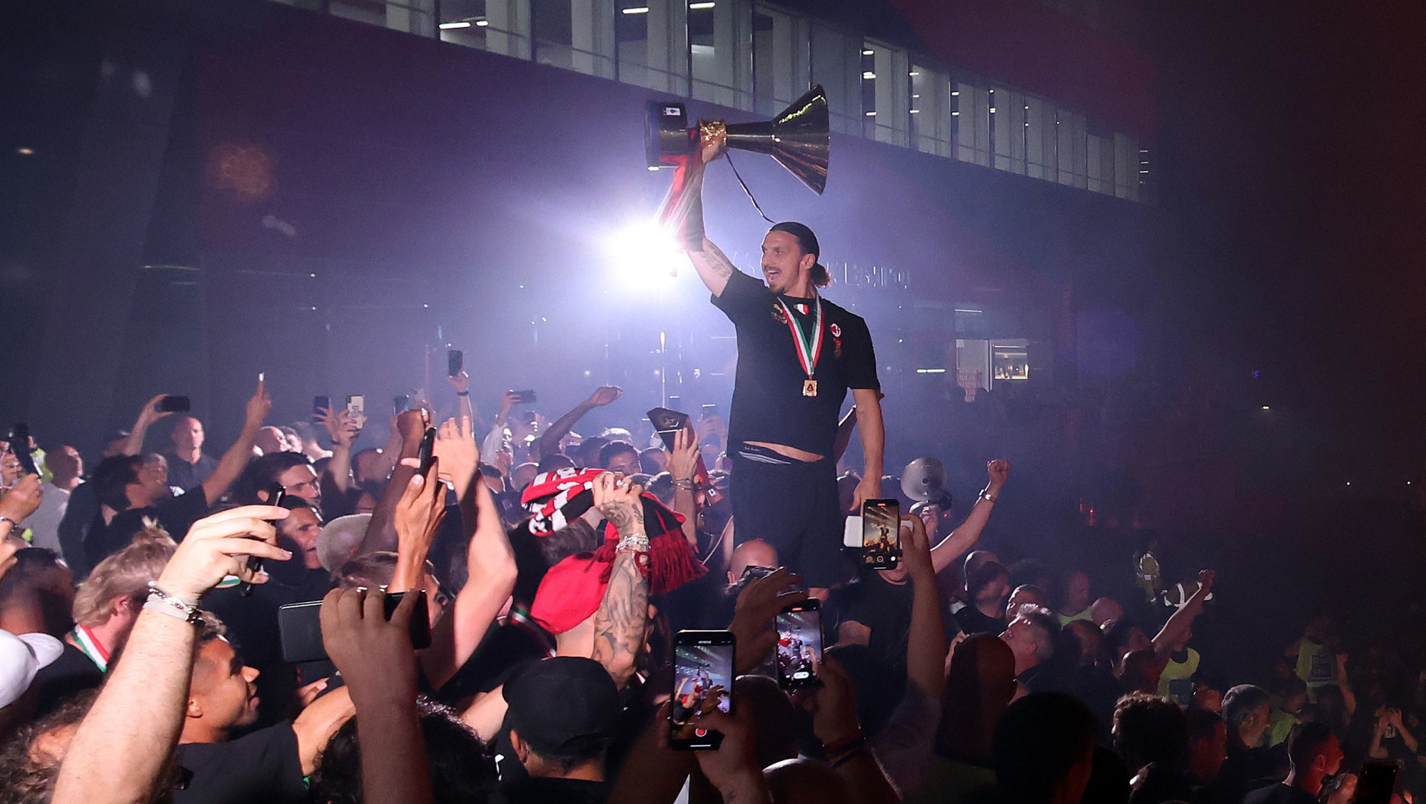 Ibrahimovic celebra el ttulo en 'Casa Milan'.