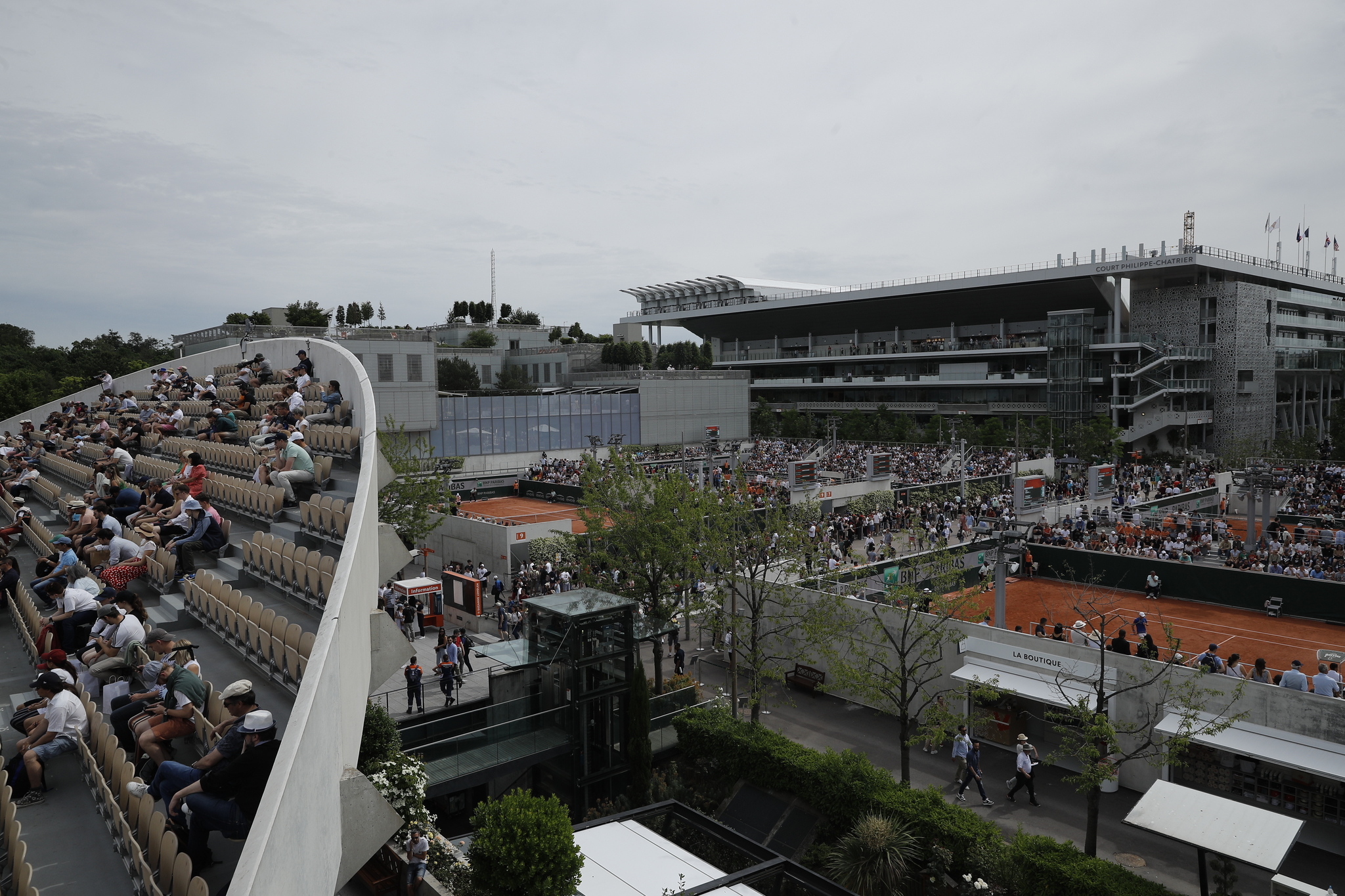 Paris (France), 22/05/2022.- A general view of Roland Garros tennis courts with Court Philippe  lt;HIT gt;Chatrier lt;/HIT gt; (back-R) during the first day of the French Open tennis tournament in Paris, France, 22 May 2022. (Tenis, Abierto, Francia) EFE/EPA/CHRISTOPHE PETIT TESSON