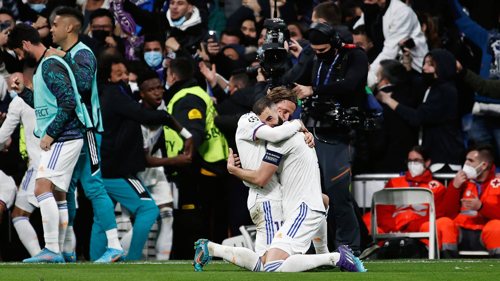 Benzema y Modric se abrazan, arrodillados, en el Bernabéu, tras el 3-1 al PSG.