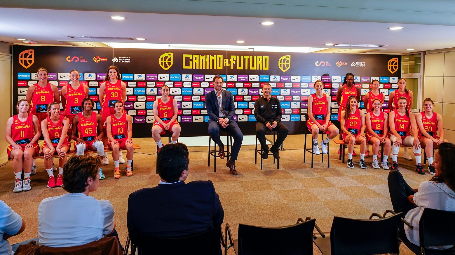 Las jugadoras de la selección femenina, con Jorge Garbajosa, presidente de la FEB, y el seleccionador Miguel Méndez.