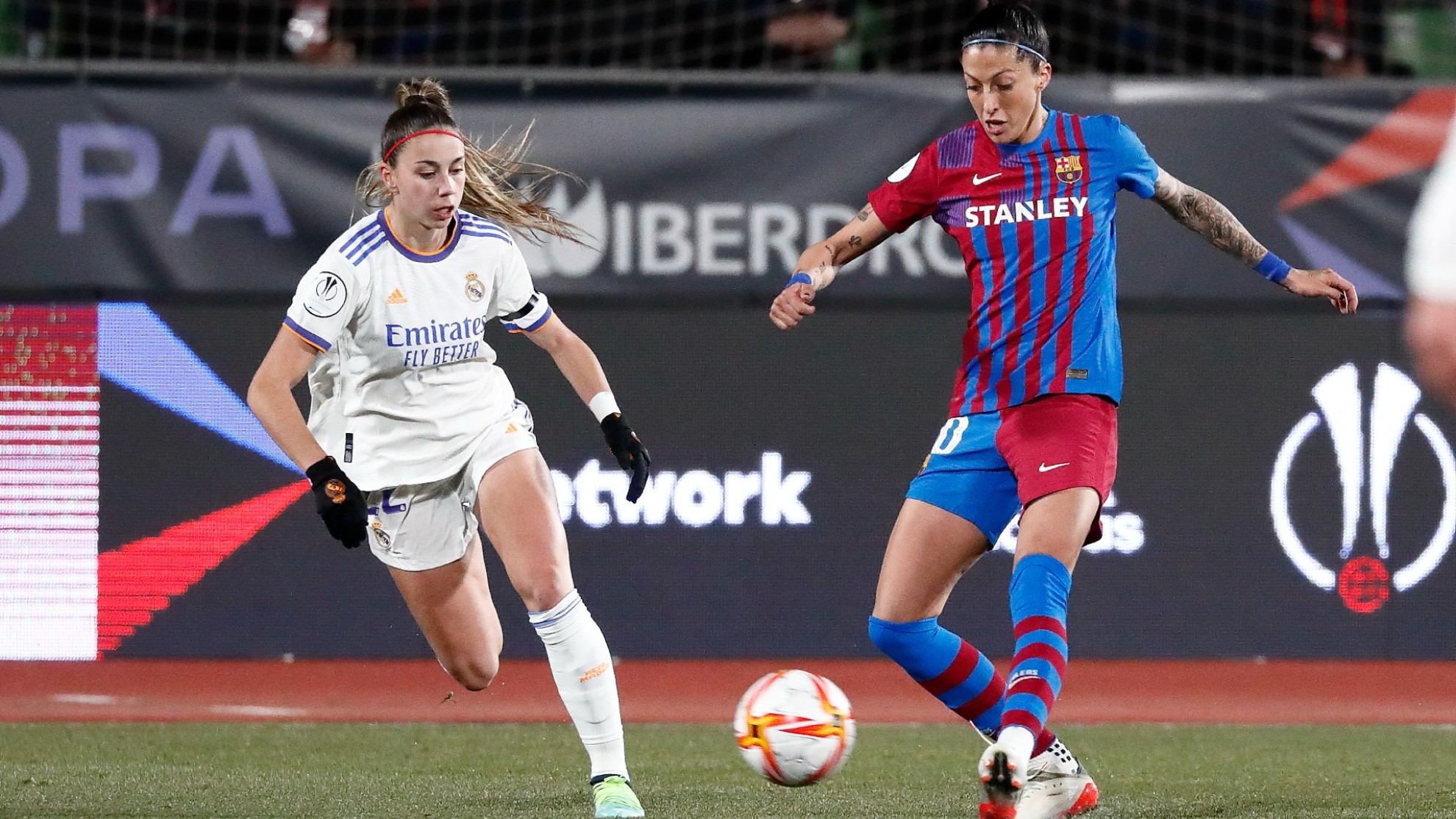 Athenea del Castillo y Jenni Hermoso pujan por un balón en un partido de la Supercopa.
