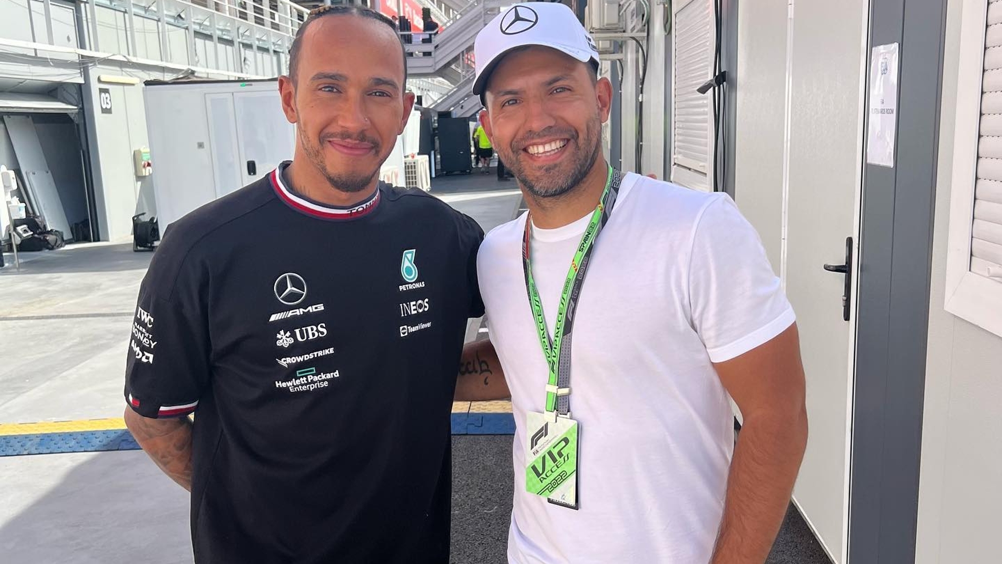 Hamilton posa con Kun Agüero en el Circuit de Barcelona.