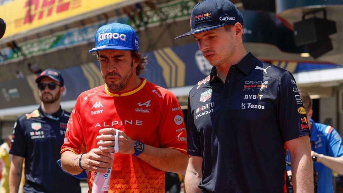 Alonso y Max, en el desfile de pilotos previos al GP de España 2022.