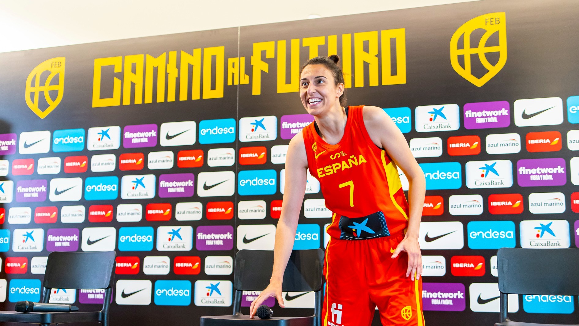 Alba Torrens bromea durante la presentación de la selección femenina.