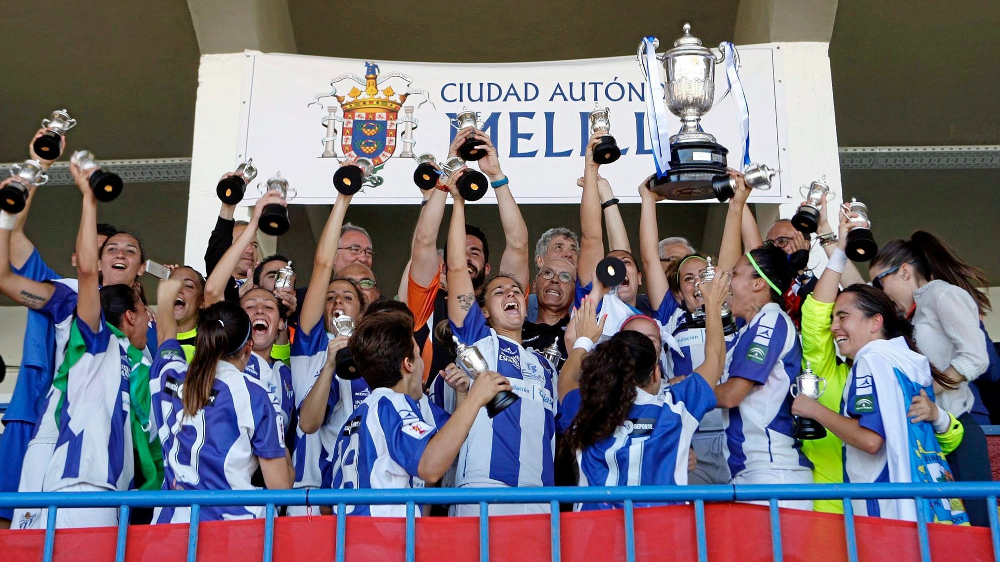 Las jugadoras del Sporting de Huelva se alzan con el trofeo de campeonas de Copa de la Reina.