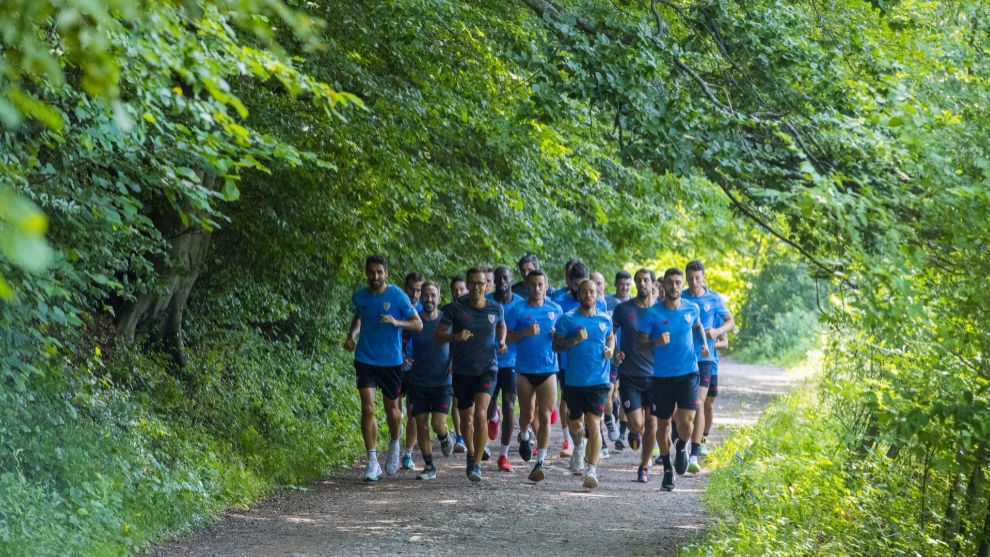 Los jugadores del Athletic corren alrededor del lago Gbsensee en la ltima pretemporada.