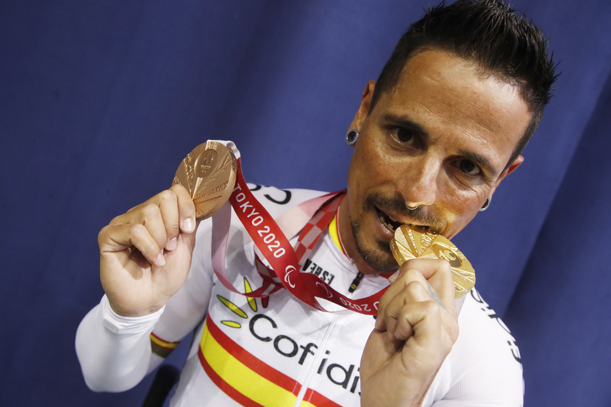 Sergio Garrote posa con el oro y el bronce paralmpico de Tokio.