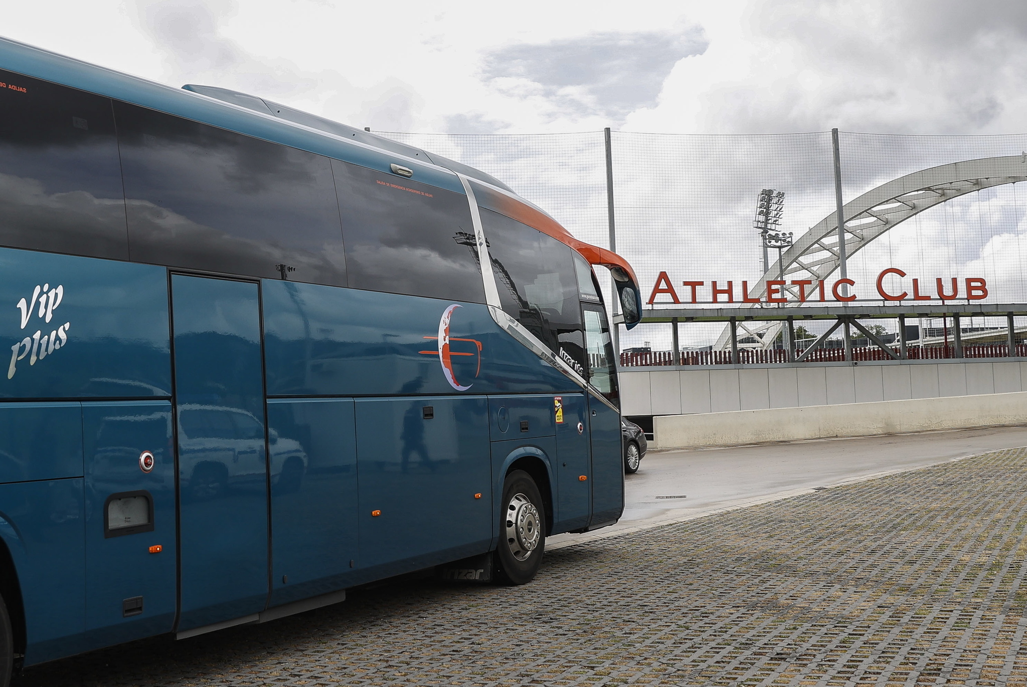 El autocar de la selección de Argentina, frente a la entrada a las instalaciones junto al viejo arco de San Mamés.