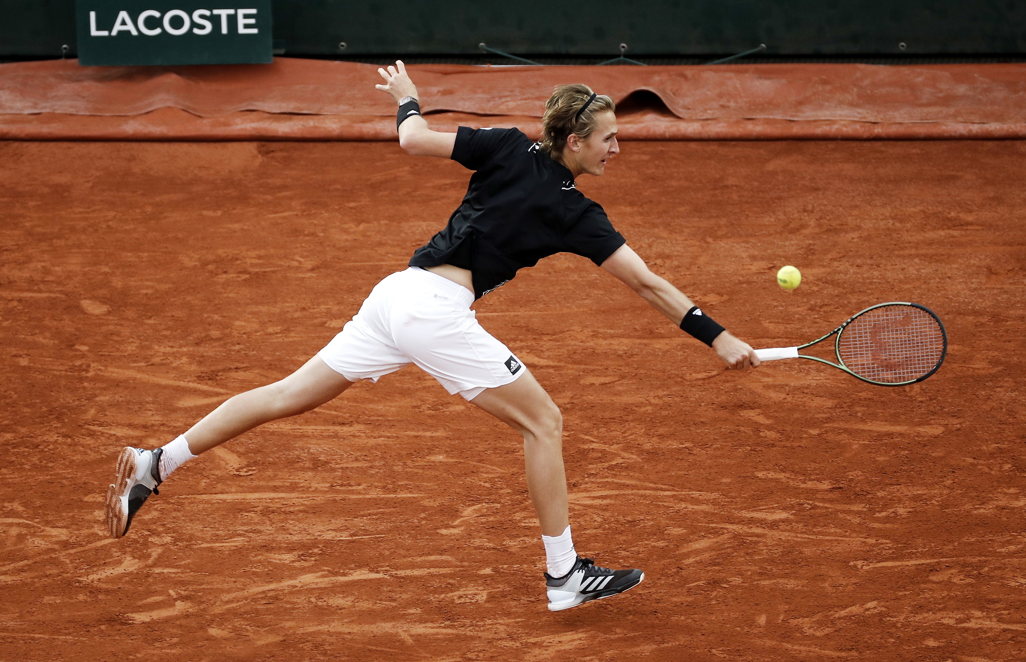 Paris (France), 25/05/2022.- Sebastian  lt;HIT gt;Korda lt;/HIT gt; of the US plays a backhand in the men's second round match against Richard Gasquet of France during the French Open tennis tournament at Roland Garros in Paris, France, 25 May 2022. (Tenis, Abierto, Abierto, Francia) EFE/EPA/CHRISTOPHE PETIT TESSON