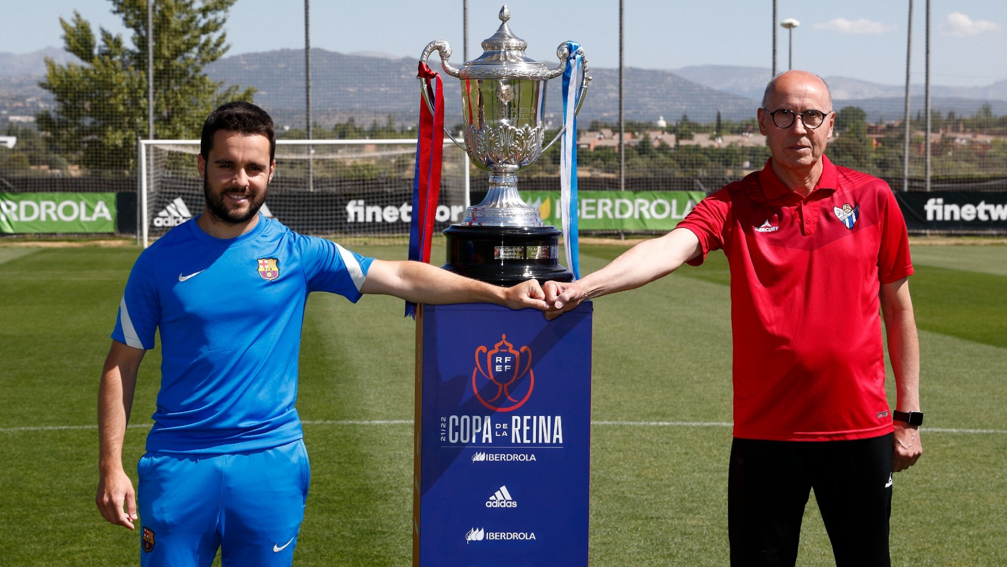 Jonatan Giráldez y Antonio Toledo posan junto al trofeo de la Copa de la Reina.