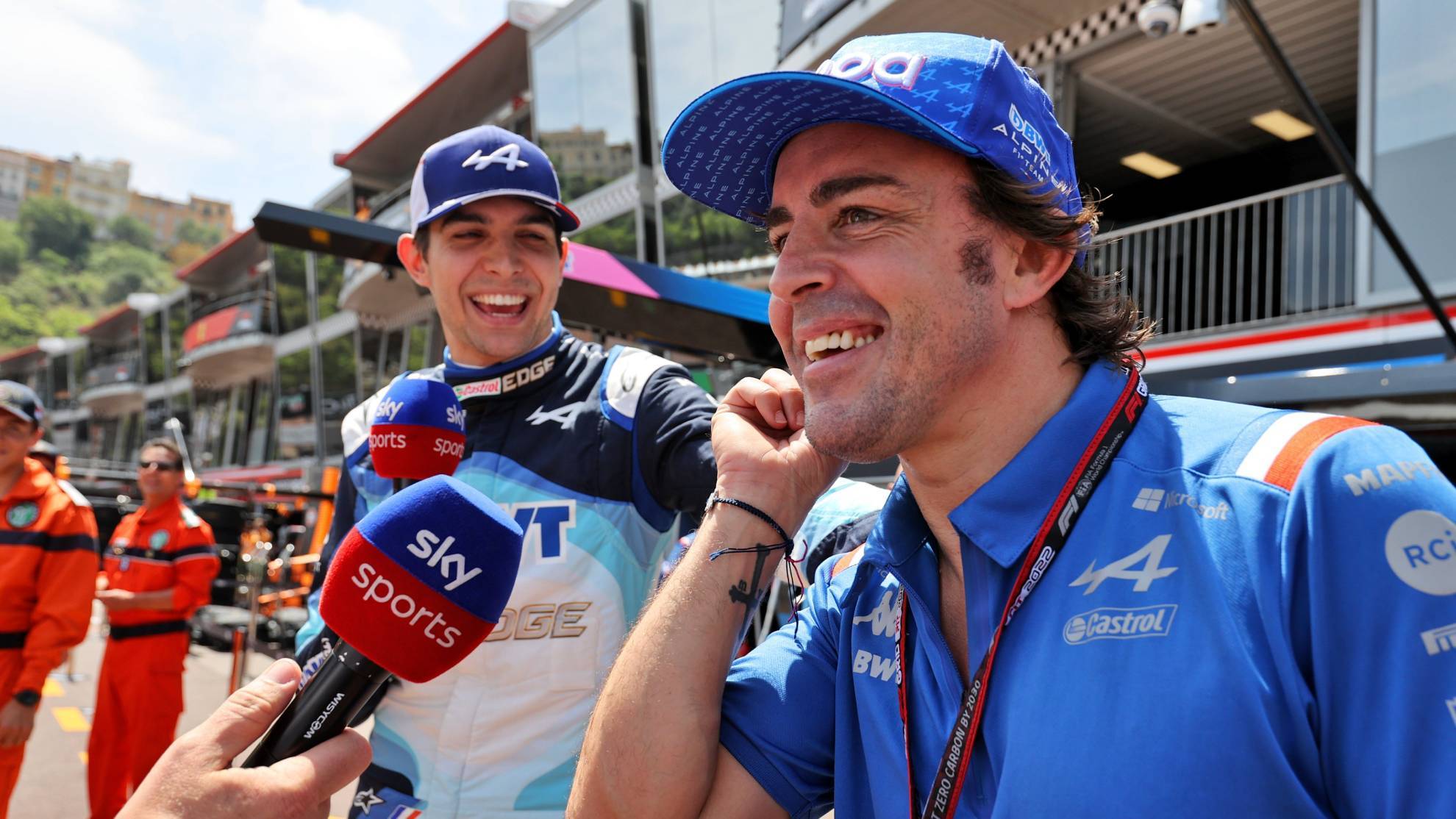 Fernando Alonso y Ocon, en el paddock de Mónaco.