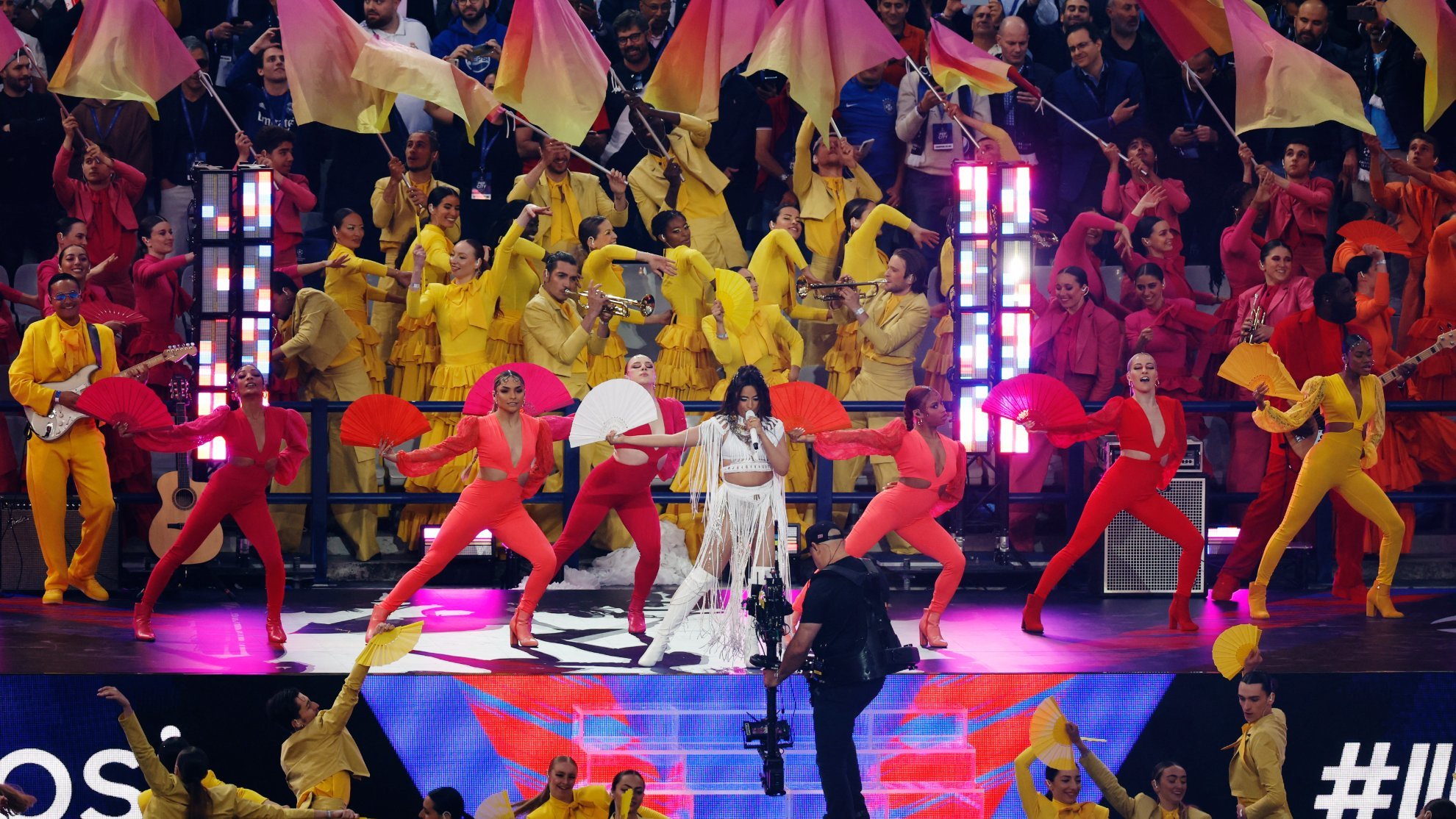 Camila Cabello inició su espectáculo con uno de sus grandes éxitos, el Stade de France vibró con "Señorita".