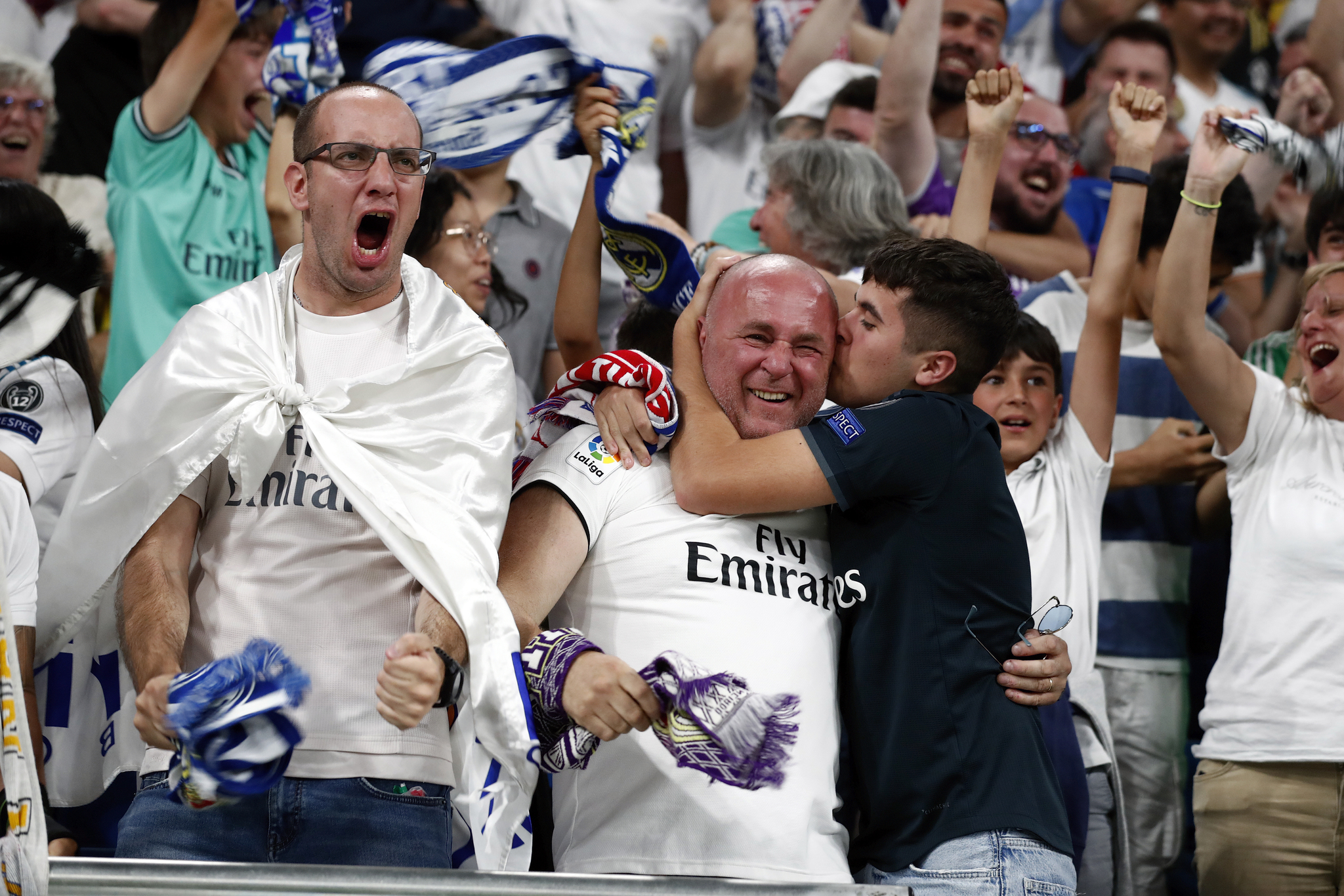 Los aficionados del Real Madrid celebran el gol de Vini.
