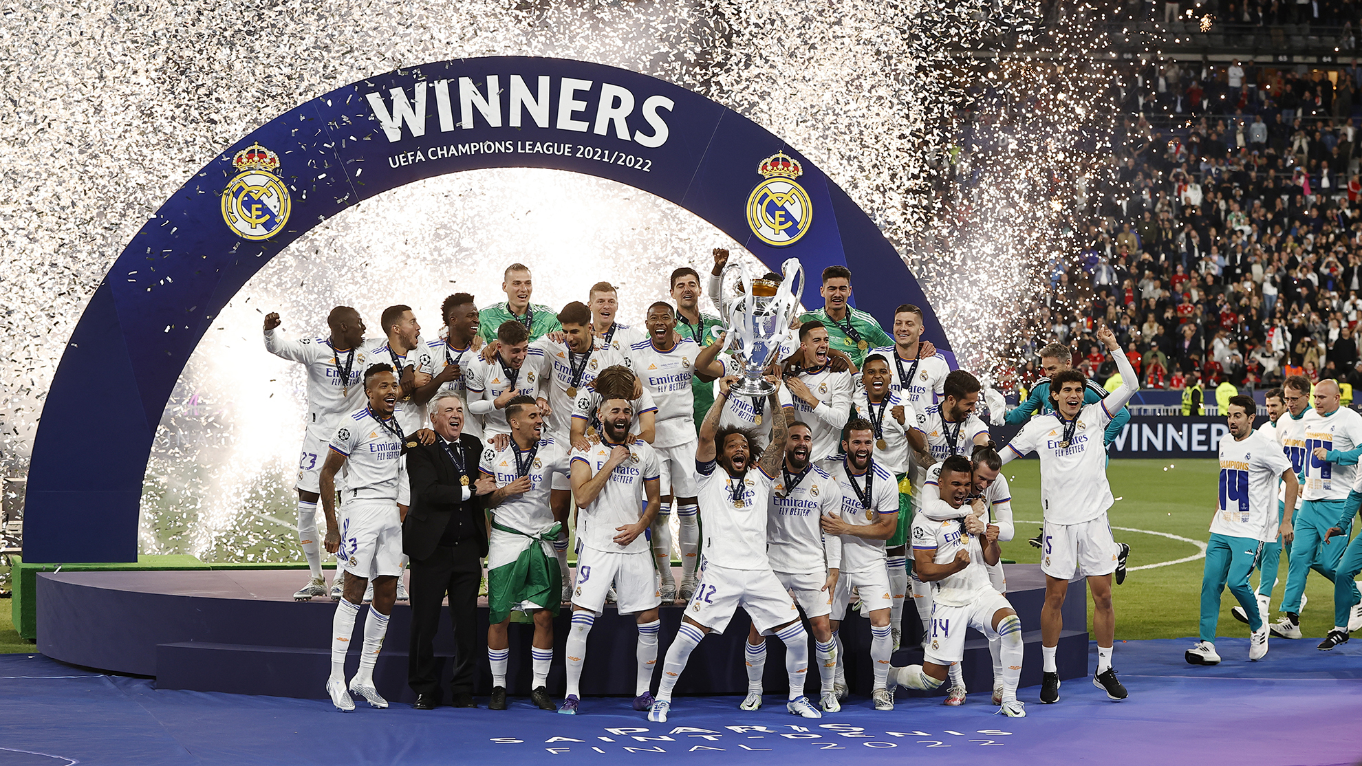 Los jugadores del Madrid levantan la 14ª Copa de Europa ante el delirio de su afición