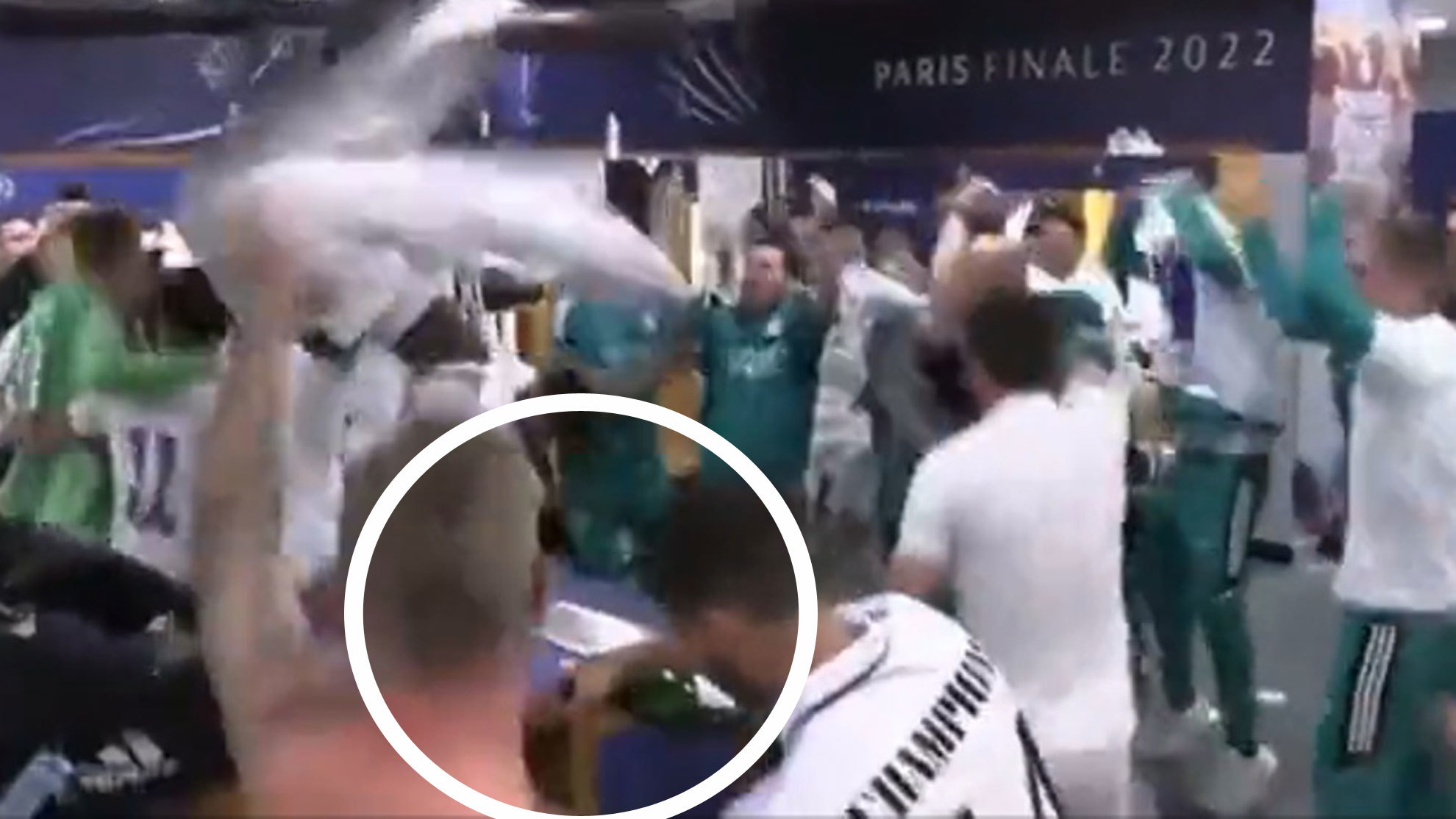 Hazard le dio champán al hijo de Kroos en el vestuario... ¡y así reaccionó el alemán!