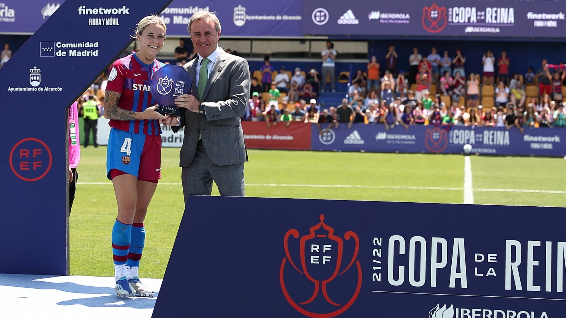Mapi León recibe el trofeo MVP de la final de la Copa de la Reina de manos de Aitor Moso.