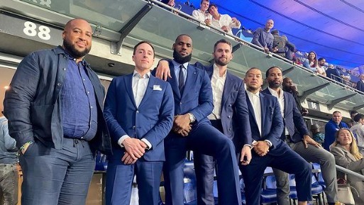 LeBron James, en la final de la Champions en el Stade de France, junto a sus socios y a Kevin Love.
