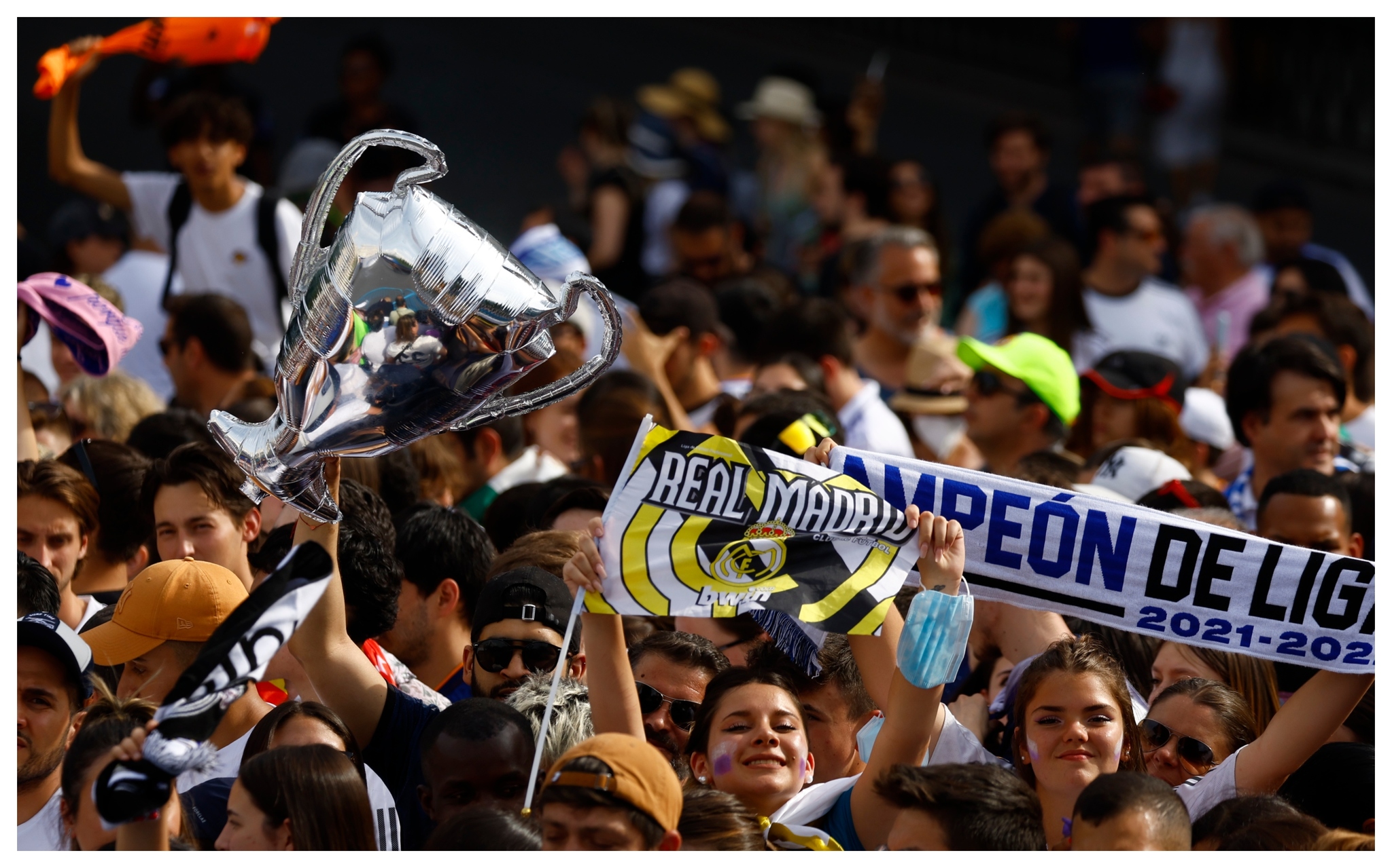 Aficionados del Real Madrid festejan el triunfo en las calles de la capital.