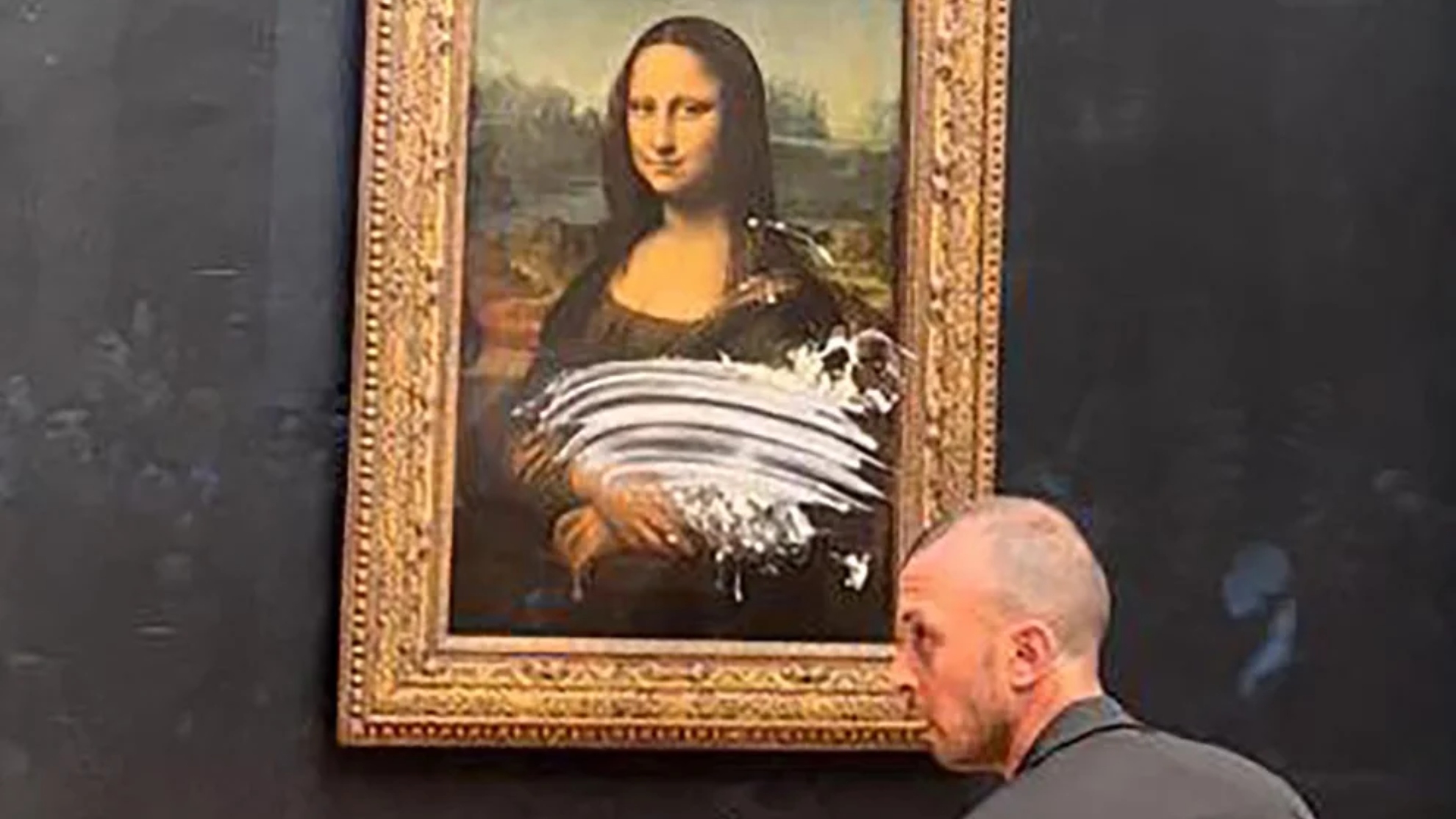 Mona Lisa gets caked by man disguised as old woman at the Louvre | Marca