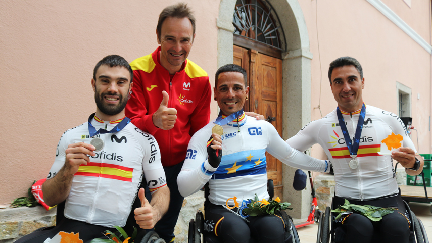 Garcia Abella, Garrote y Garca-Marquina junto a sus medallas y al seleccionador.