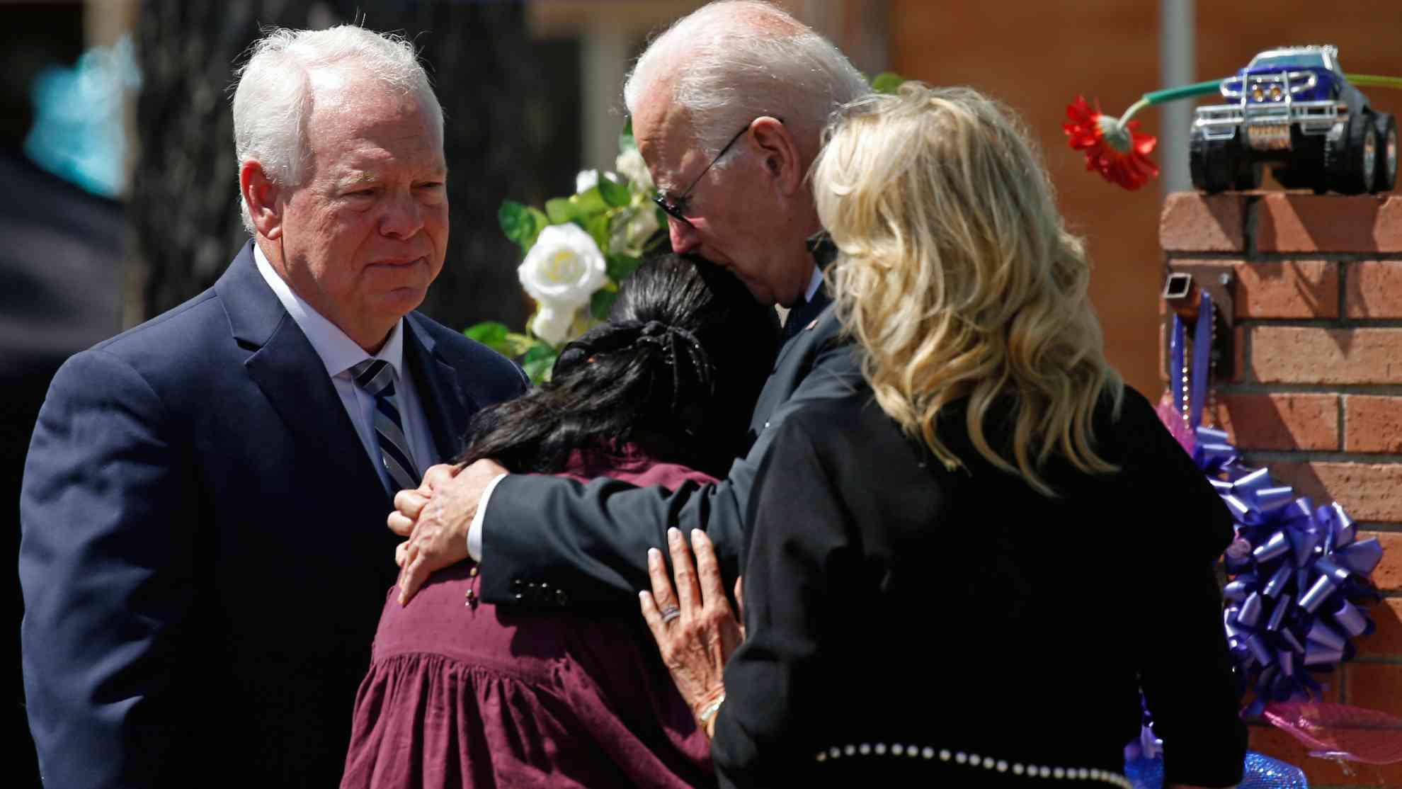 President Joe Biden's visit to Uvalde: Heartbreaking and touching images - U.S. President Joe Biden visited Robb Elementary... - Vimarsana News