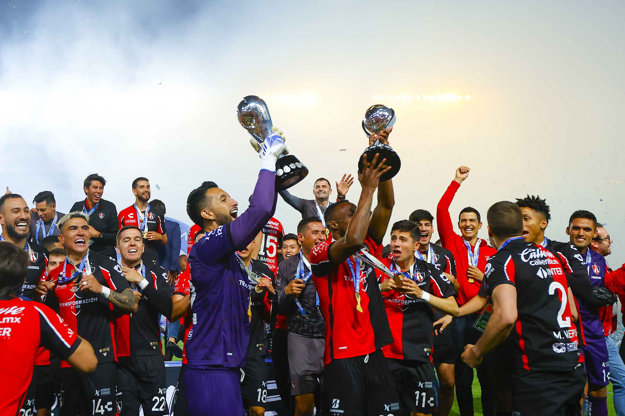 Jugadores del Atlas en festejo por el título del Clausura 2022