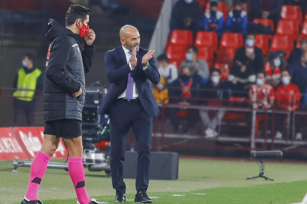 Paco Jmez aplaude a sus jugadores durante el partido en Almera