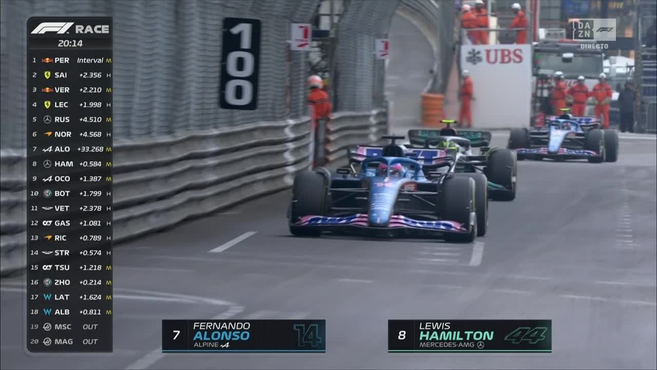 Alonso, perseguido por Hamilton, en el GP de Mónaco 2022.