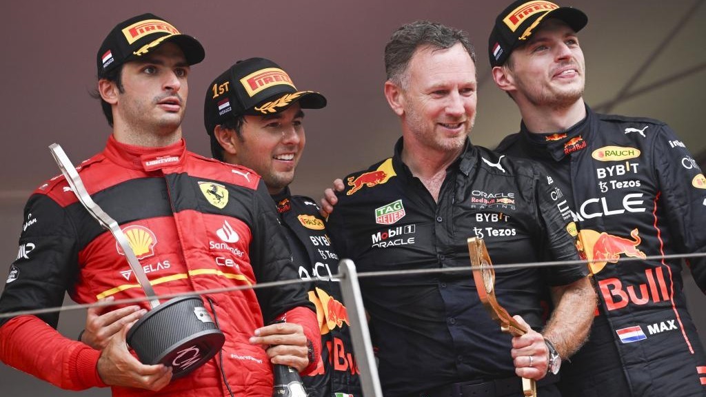 Sainz, Checo, Horner y Verstappen, en el podio del GP de Mónaco 2022.
