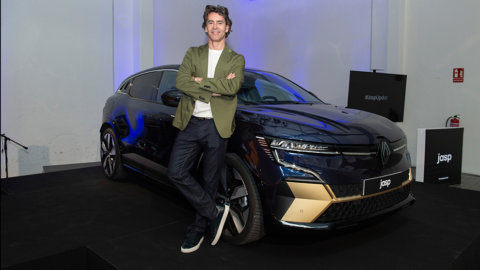 El actor, posando con el nuevo modelo 100% eléctrico de Renault.