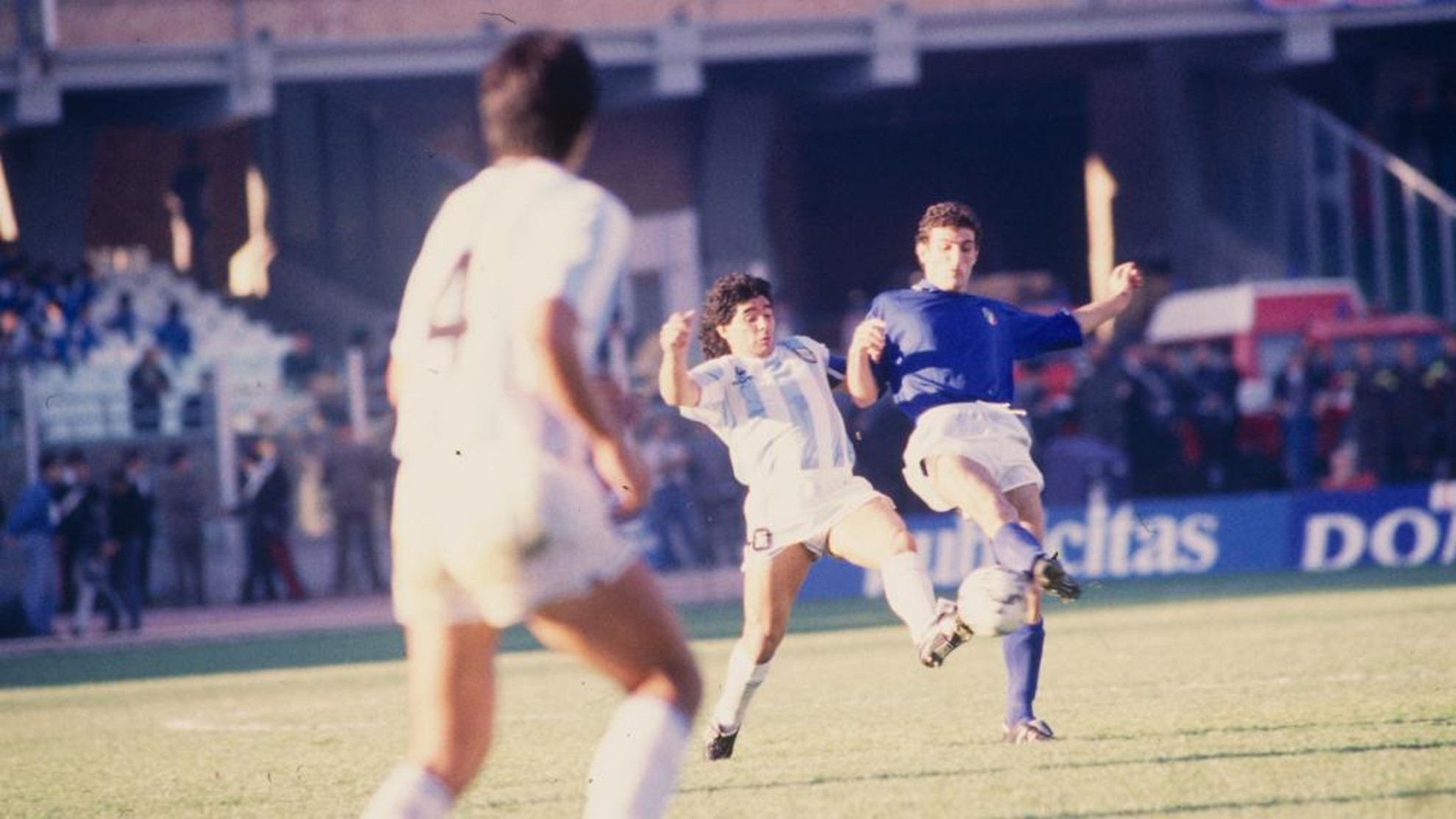 Maradona disputa el balón con un jugador italiano durante un Argentina-Italia.