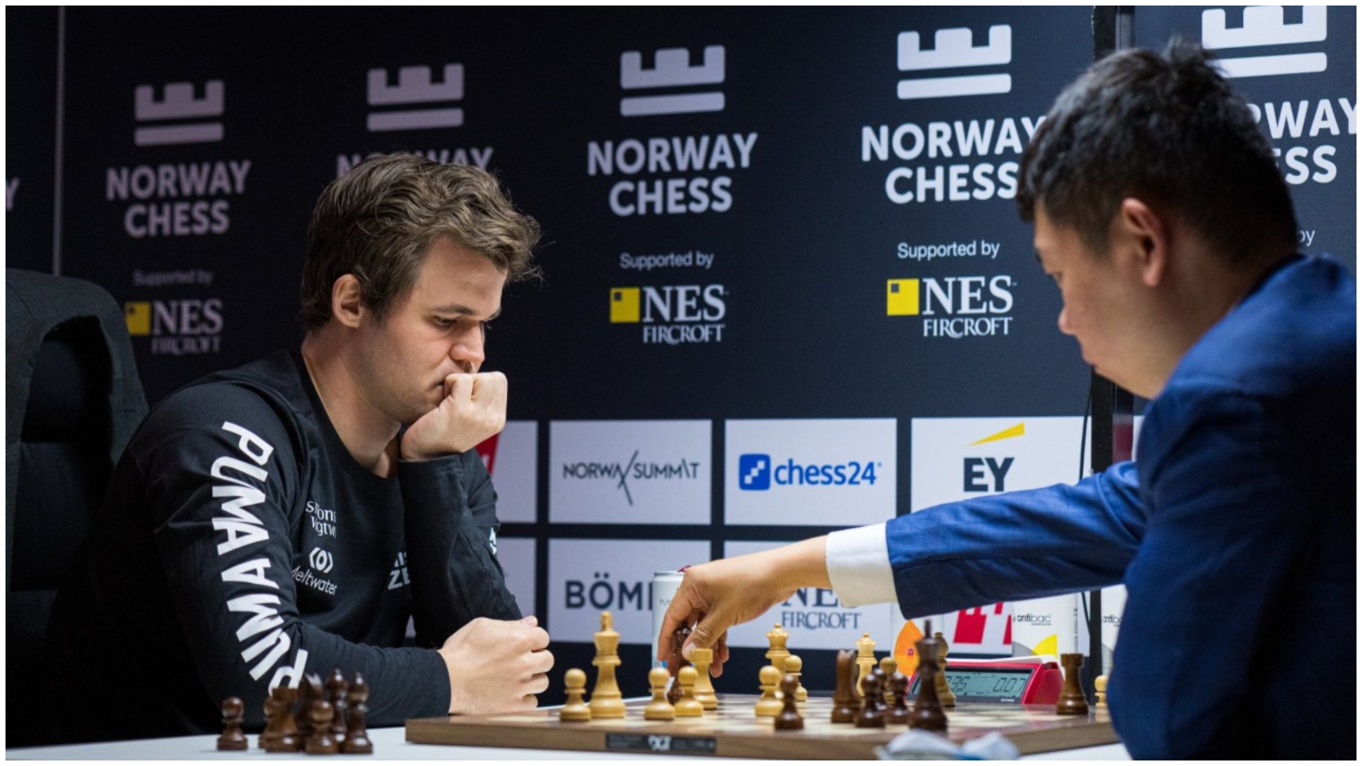 Magnus Carlsen en su partida ante Wang.