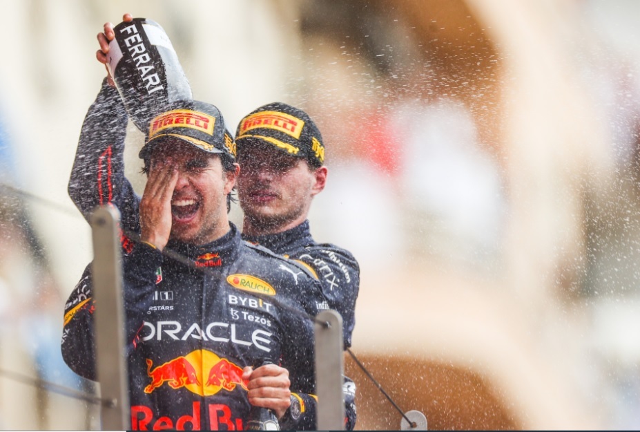 Checo Pérez festeja junto a Max Verstappen su triunfo en Mónaco.
